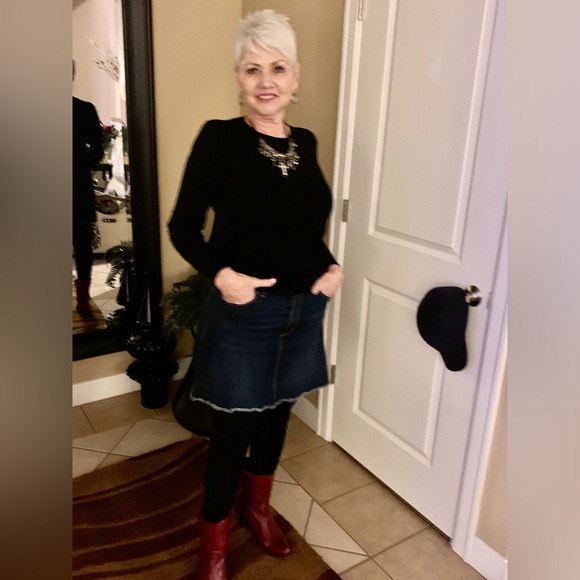 LN SHORT JEAN SKIRT, 5 POCKET DESIGN BELT LOOPS, FRAYED HEM, ZIP & BUTTON FLY. - Picture 4 of 8